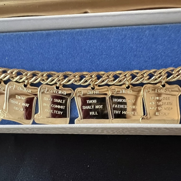 NOS VTG GOLD TONE TEN COMMANDMENTS CHARM BRACELET - Picture 2 of 3